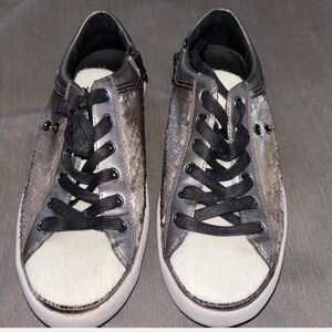 Elegant Women's Sneakers in Black and Gray